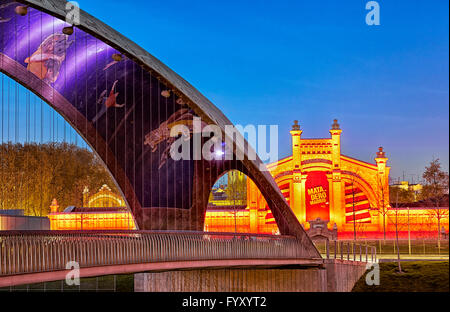 Matadero bridge avec motifs urbains mosaïques de Daniel Canogar. Rio de Madrid. Madrid, Espagne. Banque D'Images