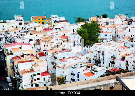 L'architecture de la ville par la mer, Ibiza, Espagne Banque D'Images