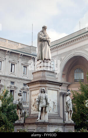 Statue de Leonardo Da Vinci, Milan, Italie Banque D'Images