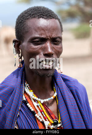 Portrait homme Massaï en Tanzanie, Afrique Banque D'Images