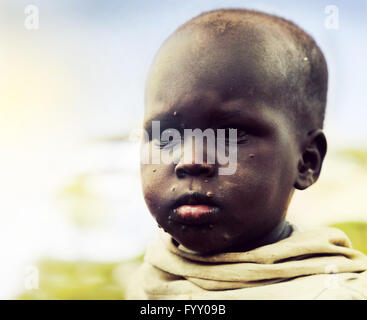 Pauvre jeune enfant portrait. Tanzanie, Afrique Banque D'Images