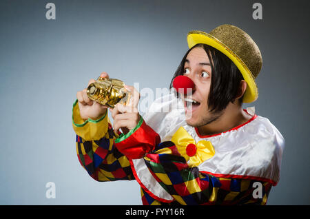 Funny clown sur un fond sombre Banque D'Images