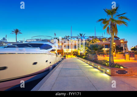 Terrasses de cafés et de restaurants à l'yachting port. Denia. Alicante. Communauté de Valence. L'Espagne. Banque D'Images