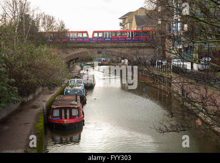 Vue vers le bas du canal Limehouse Cut à Londres Banque D'Images