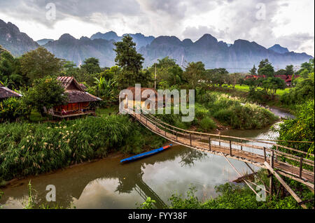 L'Asie. L'Asie du Sud-Est. Le Laos. Province de Vang Vieng. Vang Vieng. Pont de bois sur la rivière Nam Song. Banque D'Images