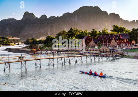 L'Asie. L'Asie du Sud-Est. Le Laos. Province de Vang Vieng. Vang Vieng. Pont de bambou sur la rivière Nam Song. Banque D'Images