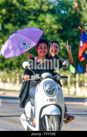 L'Asie. L'Asie du Sud-Est. Le Laos. Province de Khammouane. Thakhek. Les jeunes filles lao riding scooter. Banque D'Images