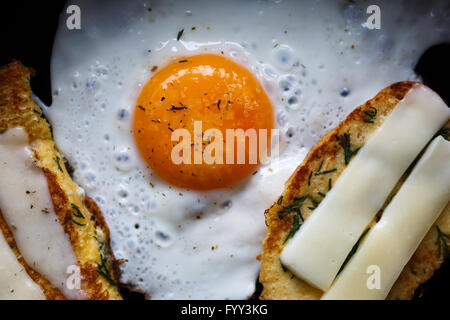 Œuf frit et du pain avec du fromage Banque D'Images