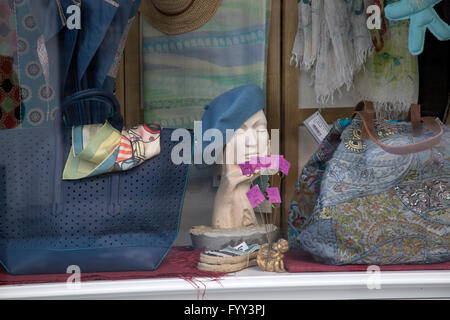 Vêtements Fashion Boutique à Avignon, France Banque D'Images