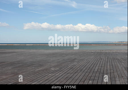 Hastings nouvelle jetée d'Eastbourne planches et rampes avec vu au loin, Hastings, East Sussex, UK Banque D'Images