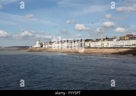 St Leonards on Sea et l'Art Déco Marine Court vu de Hastings pier, Hastings, East Sussex, UK Banque D'Images