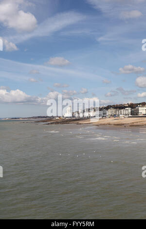 St Leonards on Sea front de mer et Marine Court vu de l'Hastings pier, Hastings, East Sussex, UK Banque D'Images