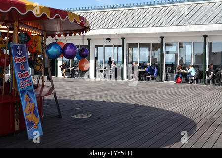 Le Restaurant Pavillon et le Bar est situé dans le bâtiment original pavillon ouest sur la jetée de Hastings, East Sussex, UK Banque D'Images