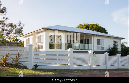 Maison contemporaine en béton et bois paling clôture, moderne blanc home exterior Banque D'Images