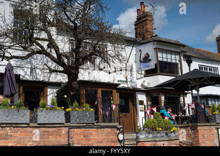 L'extérieur de l'établissement Black Swan (Dirty Duck) pub à Stratford upon Avon, Warwickshire Banque D'Images