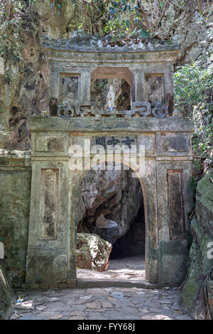 Entrée de Hoa Nghiem et Huyen Khong grottes dans les montagnes de marbre, Vietnam Banque D'Images