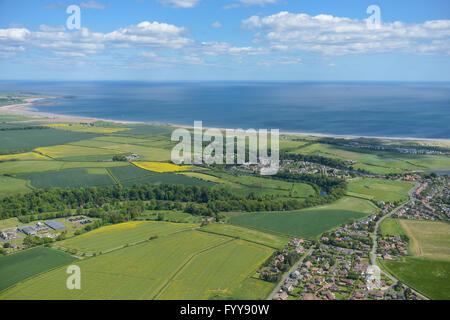 Une vue aérienne de la côte de Northumberland et la campagne à proximité de l'établissement Warkworth Banque D'Images