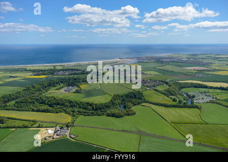 Une vue aérienne de la côte de Northumberland et la campagne à proximité de l'établissement Warkworth Banque D'Images