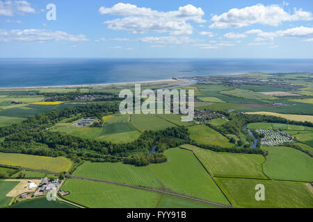 Une vue aérienne de la côte de Northumberland et la campagne à proximité de l'établissement Warkworth Banque D'Images