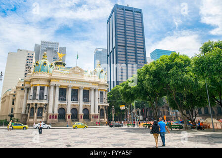RIO DE JANEIRO - février 26, 2016 : les piétons et le trafic passer le Théâtre Municipal, construit dans un style Art Nouveau dans la région de Centro. Banque D'Images