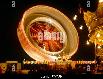 Nuit de temps a un tour à une fête foraine, à l'extérieur. Banque D'Images