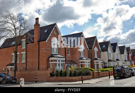 Maisons sur corner d'Abbeville et l'Elms Rd à Clapham à Londres UK Banque D'Images