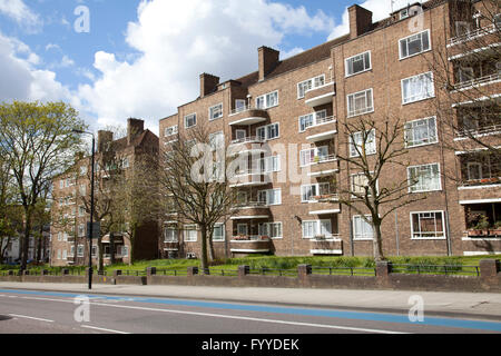 Appartements de logement social sur Balham Hill dans Wandsworth London UK Banque D'Images