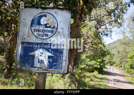 D'un signe indiquant un tsunami itinéraire de fuite sur une île en Thaïlande Banque D'Images