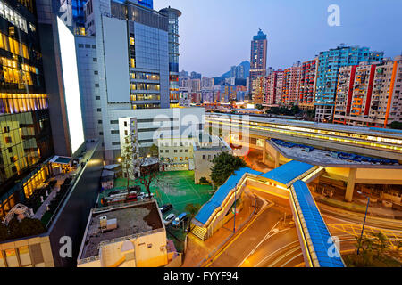 Ville urbaine de Hong Kong la nuit , gare dans la zone de vie publique Banque D'Images