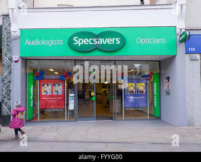 En magasin Specsavers Croydon High Street prévue pour être réaménagée par Westfield en 2018 Banque D'Images