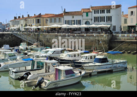 Les bateaux de plaisance et des restaurants dans le port de Saint-Martin-de-Ré sur l'île Ile de Ré, Charente-Maritime, France Banque D'Images