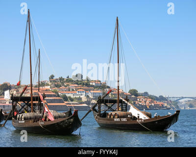 Rabelo bateaux utilisés pour le transport du vin de la vallée du Douro à Porto, Portugal Banque D'Images