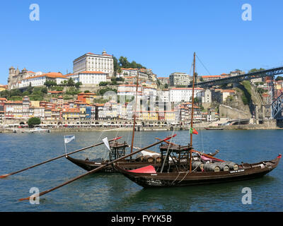 Rabelo traditionnel des bateaux sur le fleuve Douro et de Porto Ribeira, à Porto, Portugal Banque D'Images