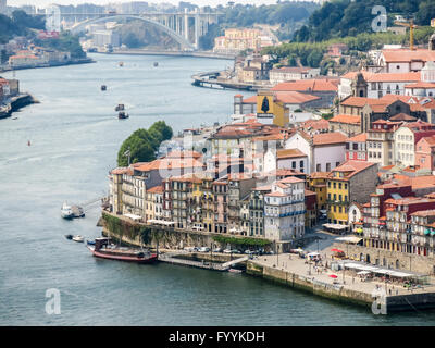 Vue sur le fleuve Douro et la vieille ville historique de Ribeira à partir de la colline de Mosteiro da Serra do Pilar à Gaia, Porto, Portugal Banque D'Images