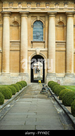 Queen's College, Oxford, Angleterre, fondée en 1341, mais entièrement reconstruit en style baroque au début des années 1700. Banque D'Images