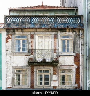 Façade de vieille maison abandonnée dans le centre-ville de Porto, Portugal Banque D'Images