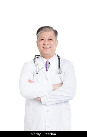 Ancien médecin homme asiatique dans le blanc représente smiling Banque D'Images