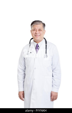 Ancien médecin homme asiatique dans le blanc représente smiling Banque D'Images