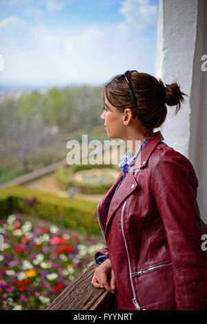 Jeune femme visiter l'Alhambra, palais et forteresse située à Grenade, Andalousie, Espagne Banque D'Images