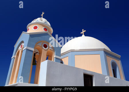 Une église blanche à Fira, sur l'île de Santorin Banque D'Images