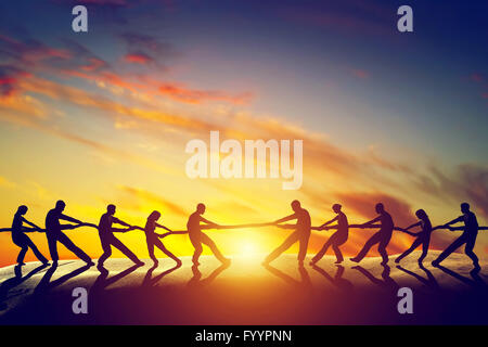 Deux groupes de personnes tirant line Banque D'Images