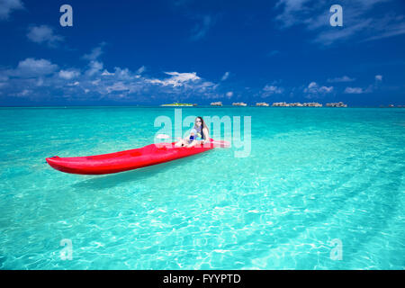 Caucasian woman est kayak aux Maldives Banque D'Images