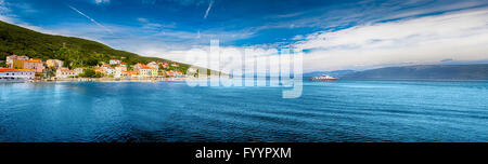 VALUN, Croatie - le 26 août 2914 : vue panoramique sur le village Valun avec port et bateaux, Ile de Cres, Croatie Banque D'Images