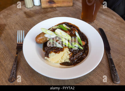 Saucisse anglaise traditionnelle et repas en purée Banque D'Images