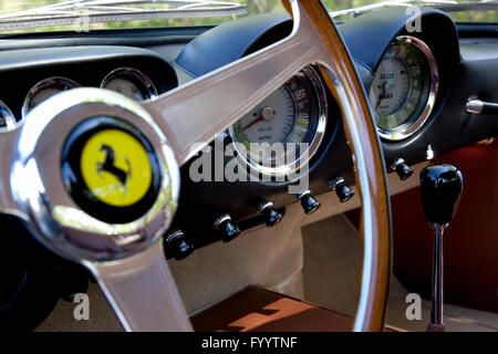 Tableau de bord d'une Ferrari 250 GT Lusso 1963 Banque D'Images