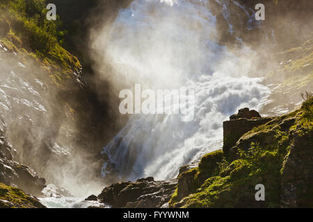 Cascade Kjosfossen géant dans Flam - Norvège Banque D'Images