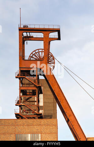 Tour de bobinage de l'arbre de la mine de charbon et de l'usine de cokéfaction Zeche Zollverein, site classé au patrimoine mondial de l'UNESCO à Essen, en Allemagne Banque D'Images