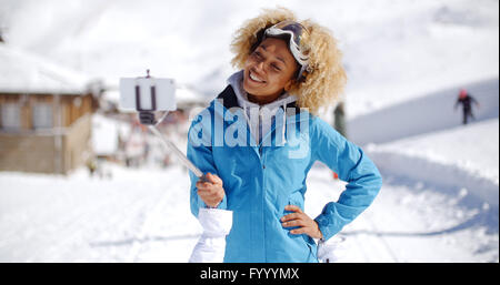 Souriante jeune femme qui pose pour une photographie Banque D'Images