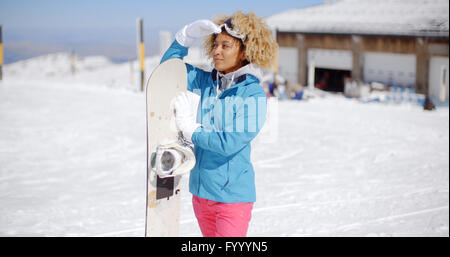 Attractive young woman posing dans une station de ski Banque D'Images