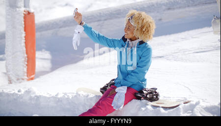 Happy young woman posing selfies pour un hiver Banque D'Images